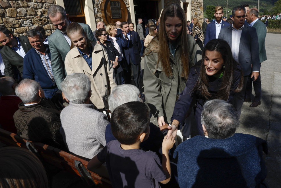 Los reyes Felipe y Letizia, acompañados de sus hijas Leonor y Sofía, saludan a los curiosos en Pion (Asturias)
