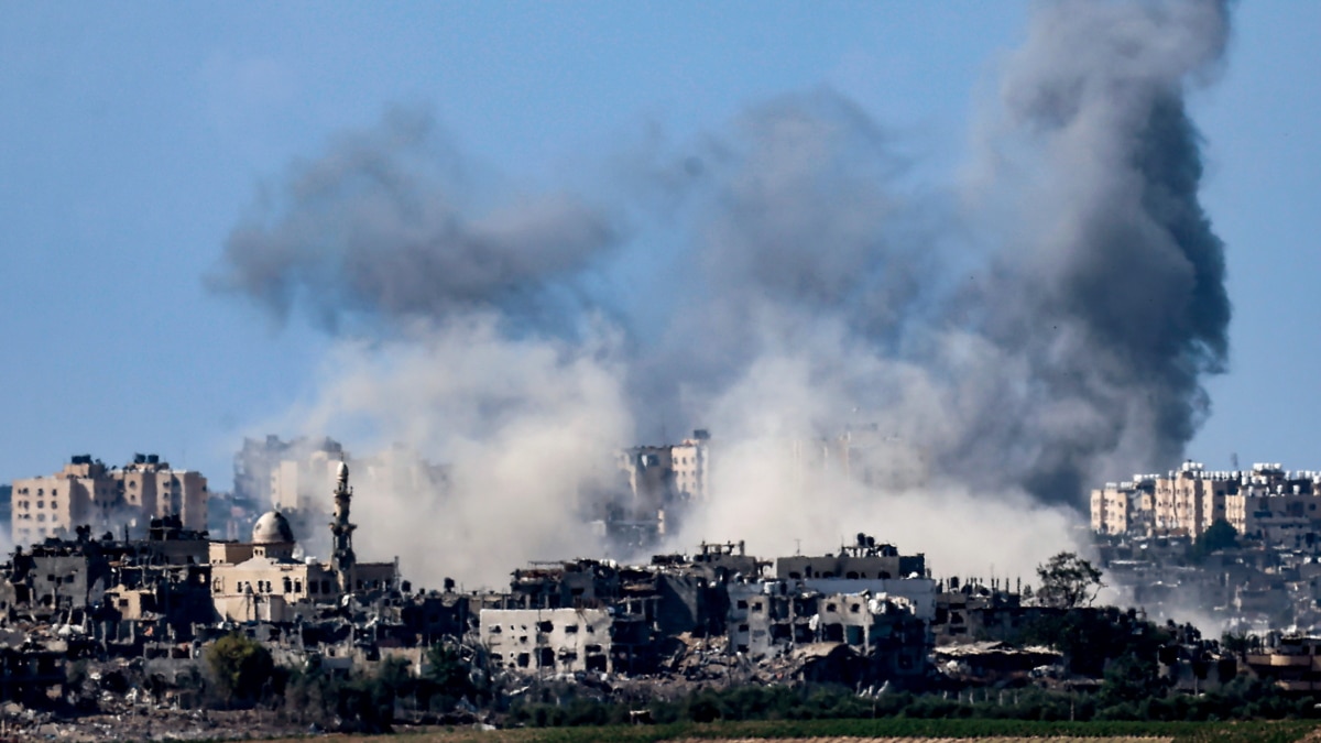 Se eleva humo desde la parte norte de la Franja de Gaza como consecuencia de un ataque aéreo israelí