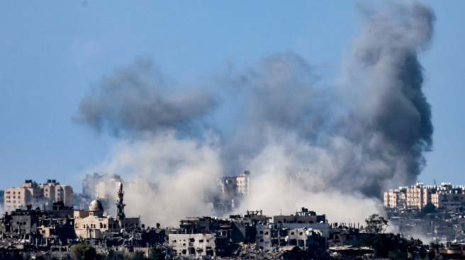 Se eleva humo desde la parte norte de la Franja de Gaza como consecuencia de un ataque aéreo israelí