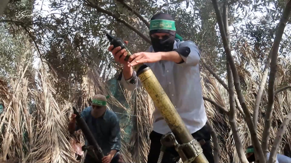 Miembro del ala militar de Hamás prepara el lanzamiento de un cohete.