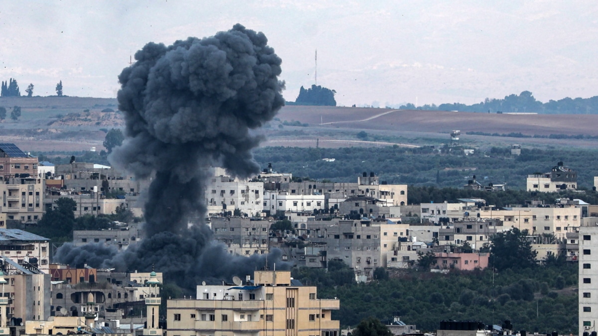 El humo se eleva en el barrio de Al-Shejaeiya después de un ataque aéreo israelí en el este de la ciudad de Gaza.