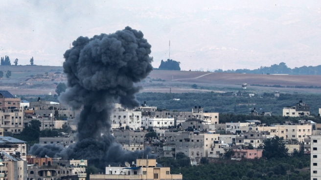 El humo se eleva en el barrio de Al-Shejaeiya después de un ataque aéreo israelí en el este de la ciudad de Gaza.