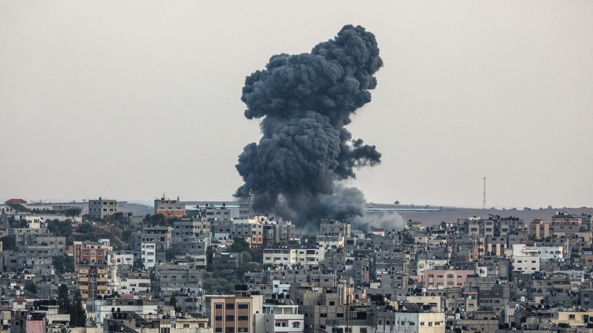 Columnas de humos en el barrio de Al-Shejaeiya tras un ataque aéreo de Israel en la ciudad de Gaza.