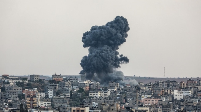 c216462dc1a53a62985ab7da65368e035976e04ew Columnas de humos en el barrio de Al-Shejaeiya tras un ataque aéreo de Israel en la ciudad de Gaza.