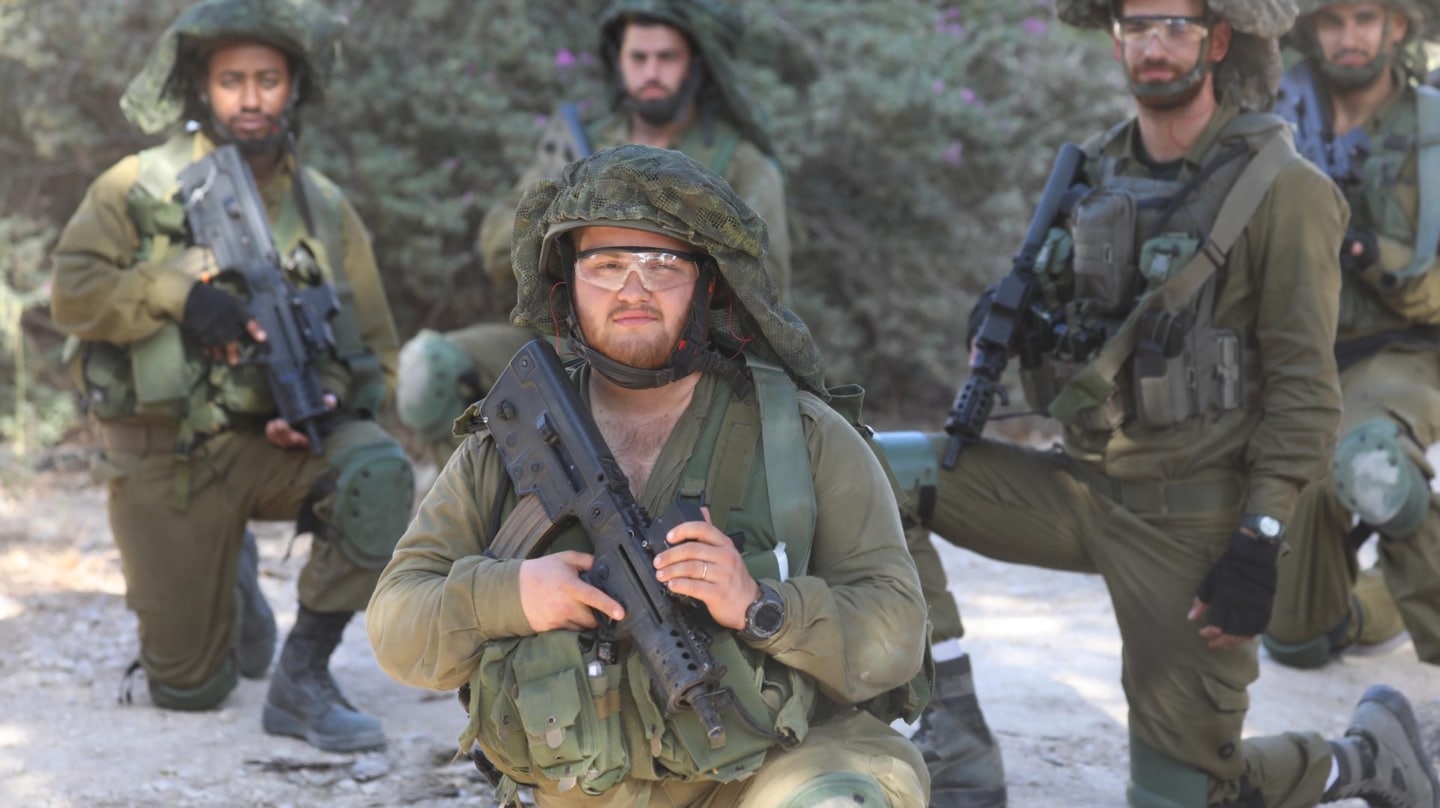 Soldados israelíes fotografiados en el Kibbutz de Kfar Aza, Israel, 15 de octubre de 2023.