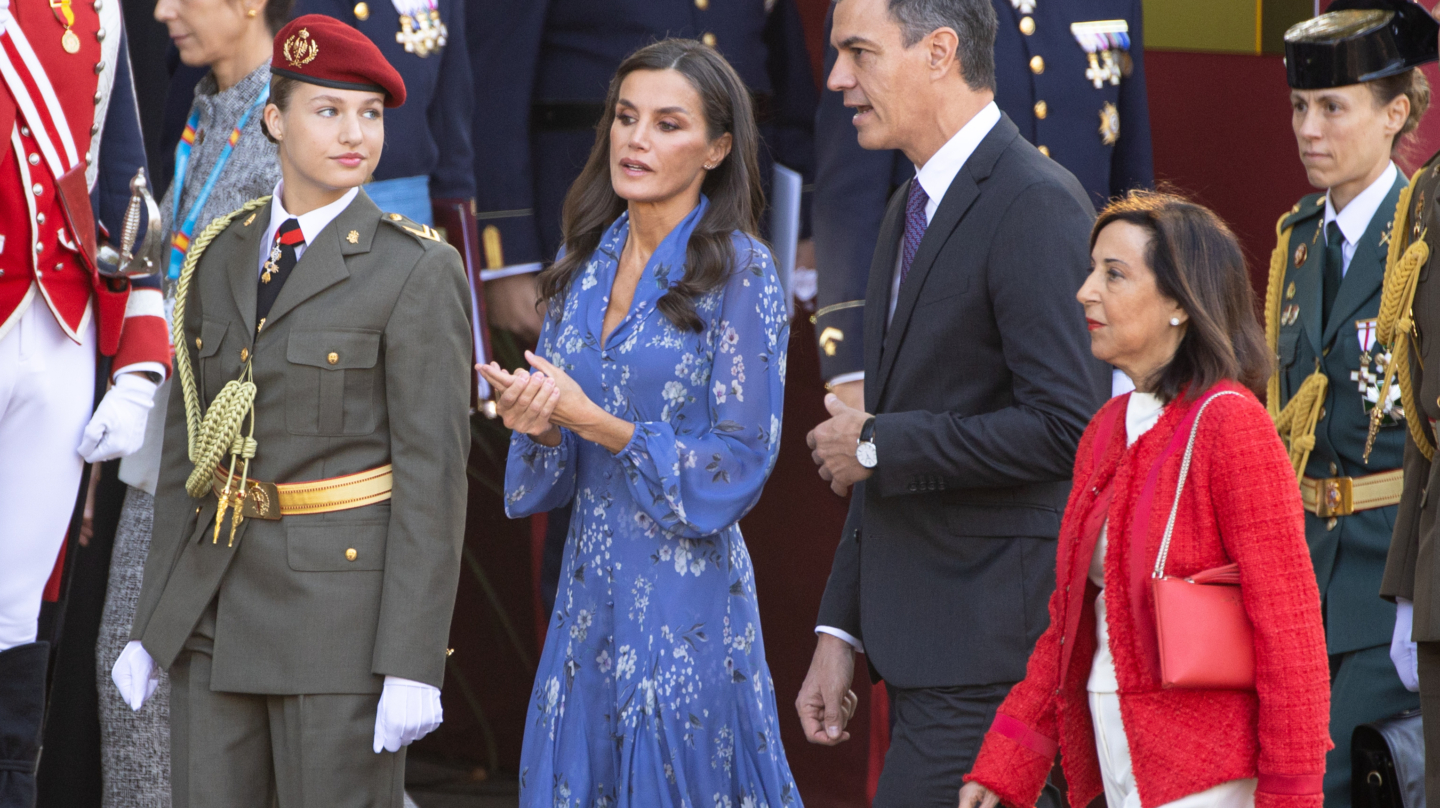 MADRID, 12/10/2023.-La princesa de Asturias, Leonor (i-d), la reina Letizia, el presidente del Gobierno, Pedro Sánchez, y la ministra de Defensa, Margarita Robles, a su llegada este jueves al desfile del Día de la Fiesta Nacional en Madrid, presidido por los reyes, en el que participan 4.177 militares, 86 aviones y helicópteros y 142 vehículos terrestres. EFE/ Daniel González