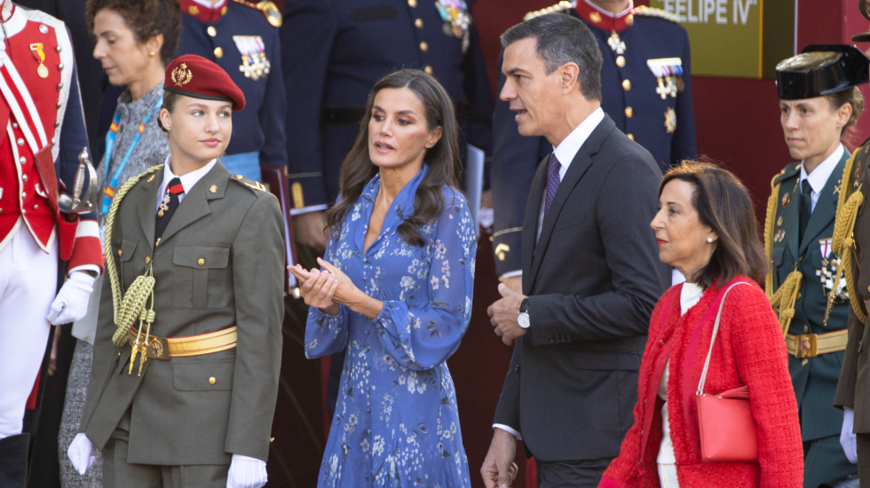 MADRID, 12/10/2023.-La princesa de Asturias, Leonor (i-d), la reina Letizia, el presidente del Gobierno, Pedro Sánchez, y la ministra de Defensa, Margarita Robles, a su llegada este jueves al desfile del Día de la Fiesta Nacional en Madrid, presidido por los reyes, en el que participan 4.177 militares, 86 aviones y helicópteros y 142 vehículos terrestres. EFE/ Daniel González