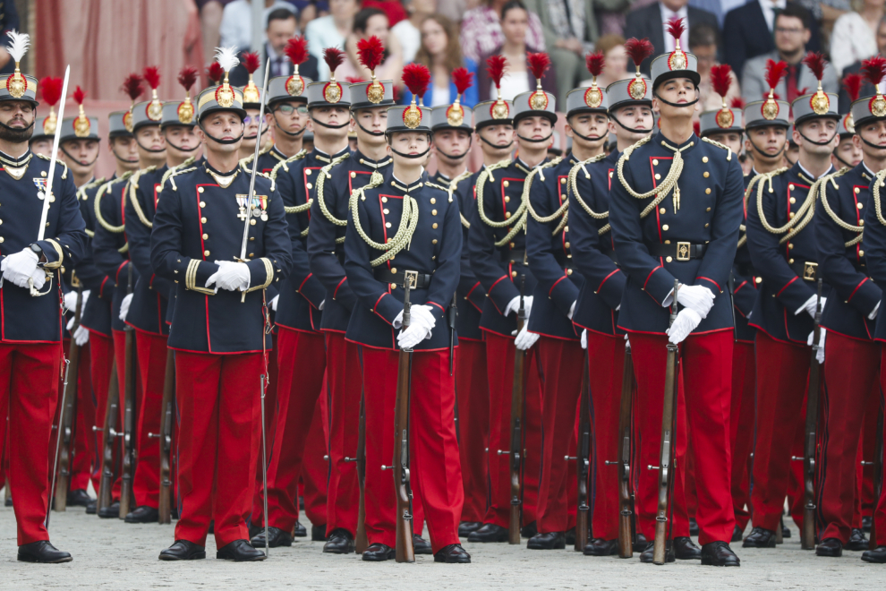 La princesa de Asturias, Leonor de Borbón (3i), desfila antes de jurar bandera con el resto de los cadetes de su curso en una ceremonia oficial celebrada en la Academia Militar de Zaragoza este sábado y presidida por su padre, el rey Felipe VI. 
