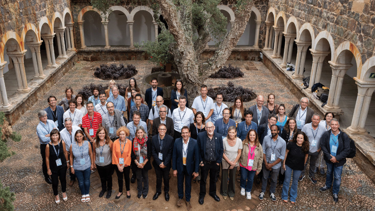 Foto de familia de los investigadores reunidos en los Jardines de Cap Roig para el segundo encuentro CaixaResearch promovido por Fundación "la Caixa".