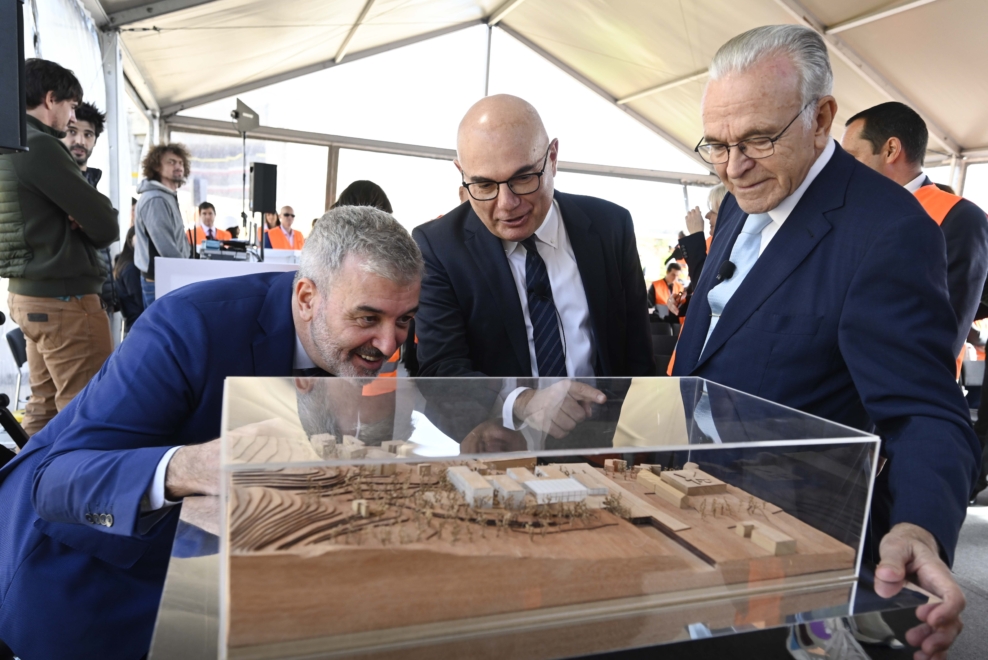 Collboni, Tabernero y Fainé observan la maqueta del CaixaResearch Institute. 