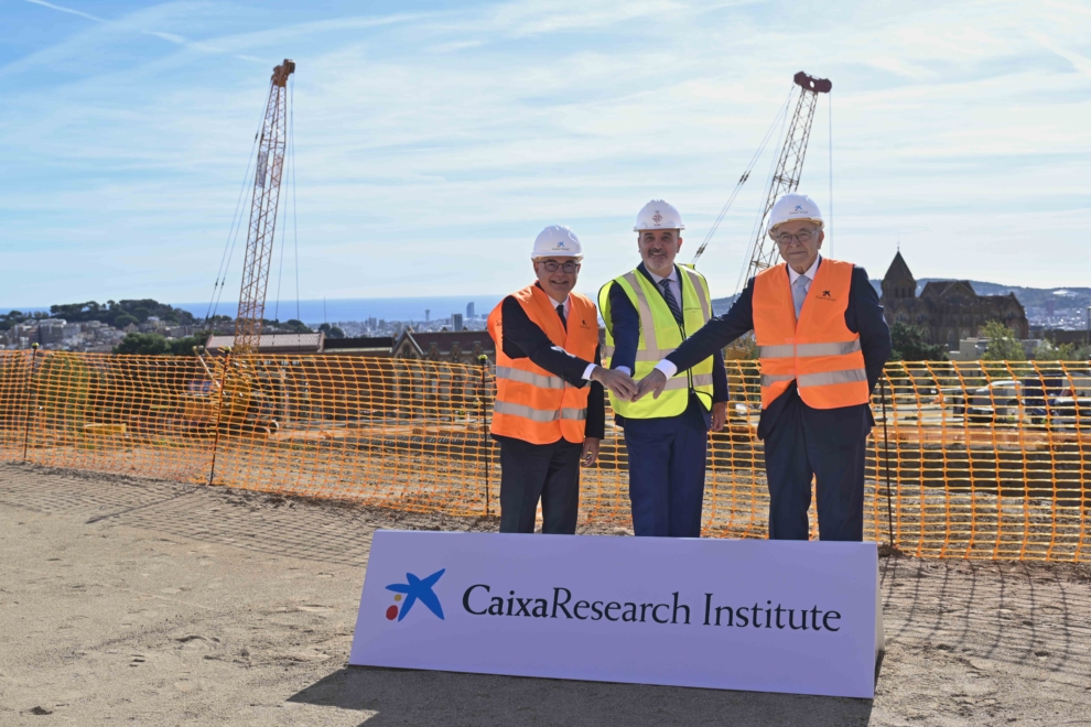 El doctor Josep Tabernero, el alcalde de Barcelona, Jaume Collboni, y el presidente de la Fundación ”la Caixa”, Isidro Fainé, este martes, tras poner la primera piedra del CaixaResearch Institute.