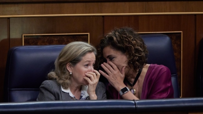 Calviño Montero La vicepresidenta primera del Gobierno y ministra de Asuntos Económicos, Nadia Calviño, y la ministra de Hacienda, María Jesús Montero, conversan durante una sesión plenaria en el Congreso de los Diputados.