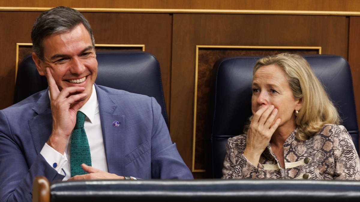 El presidente del Gobierno en funciones, Pedro Sánchez, y la vicepresidenta primera y ministra de Economía, Nadia Calviño, durante el debate de investidura del líder del PP en el Congreso de los Diputados.