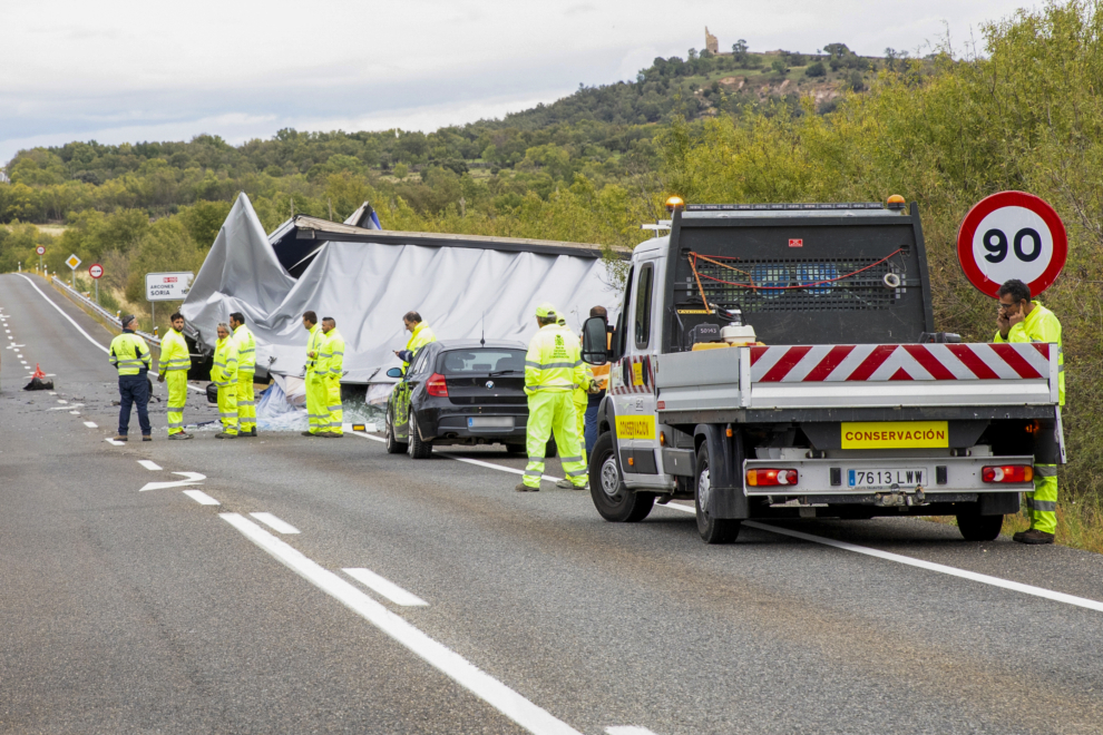 Inmediaciones del lugar en el que una mujer de 34 años y tres hijos suyos, uno de 5 años y dos gemelos de 2, han muerto en un accidente ocurrido este lunes en la N-110 a la altura de Ceguilla (Segovia)