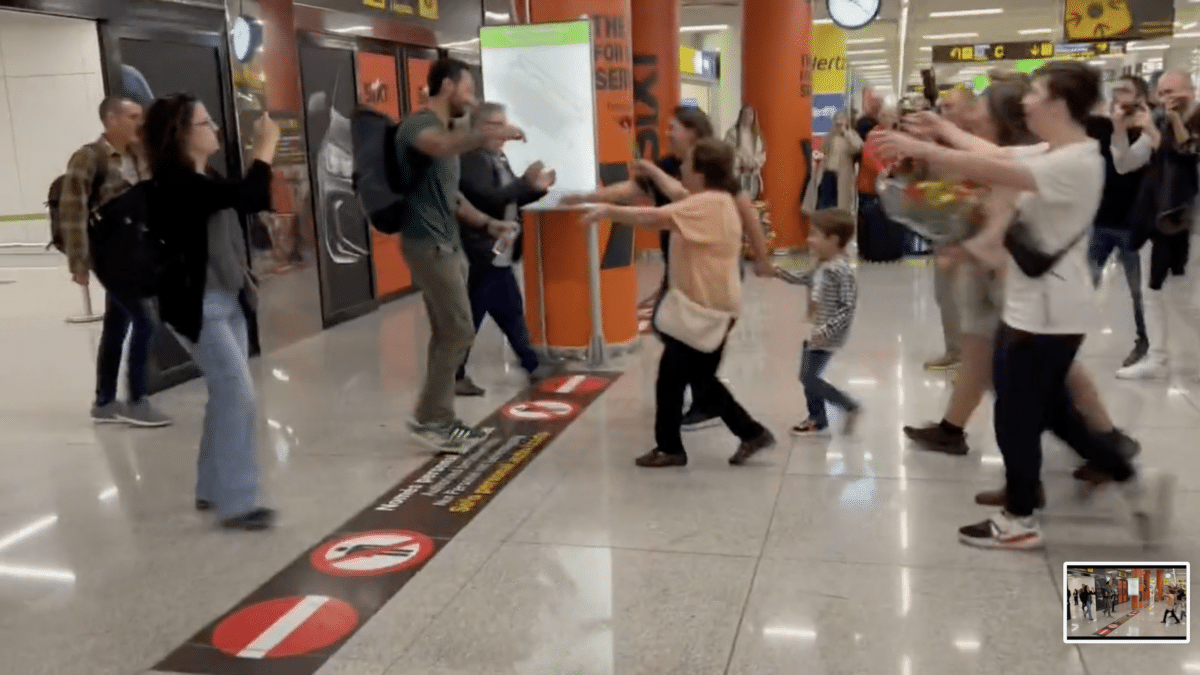 Valtònyc es recibido por una treintena de personas en el aeropuerto de Palma