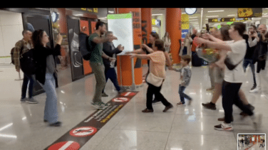 Valtònyc es recibido por una treintena de personas en el aeropuerto de Palma