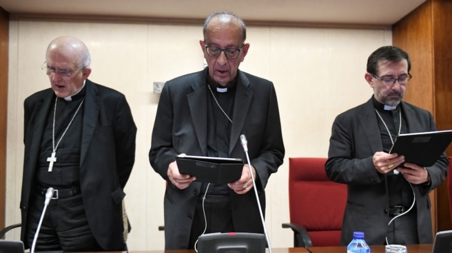 Los obispos aplicarán las recomendaciones del Defensor del Pueblo sobre abusos pero piden no poner el "foco" solo en la Iglesia (I-D) El cardenal arzobispo emérito de Madrid, Carlos Osoro; el presidente de la Conferencia Episcopal Española, Juan José Omella, y el nuevo arzobispo de Madrid, José Cobo, durante la Asamblea Plenaria Extraordinaria de la Conferencia Episcopal Española