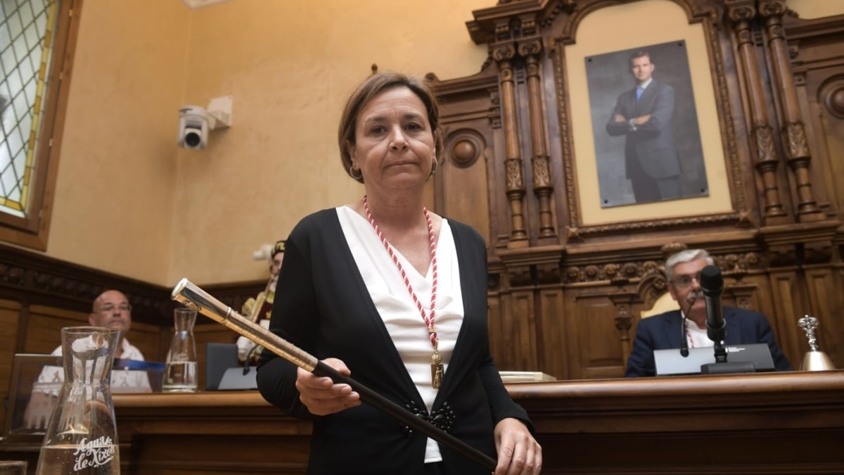 La alcaldesa de Gijón, Carmen Moriyón, con el bastón de mando