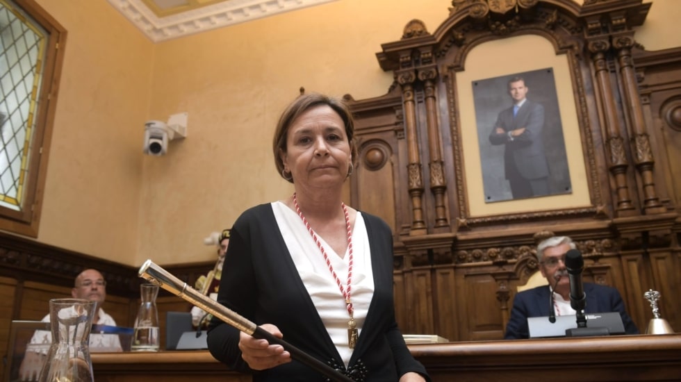 La alcaldesa de Gijón, Carmen Moriyón, con el bastón de mando
