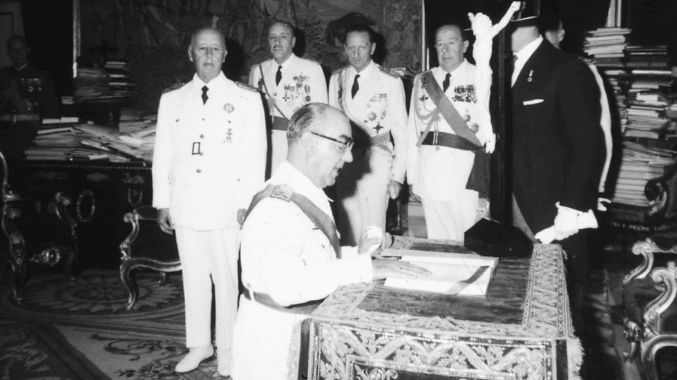 Luis Carrero Blanco jura ante Franco como vicepresidente del Gobierno el 23 de septiembre de 1967. El hombre de confianza del dictador alcanzaría la Presidencia del Gobierno en junio de 1973.