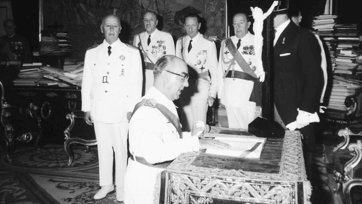 Luis Carrero Blanco jura ante Franco como vicepresidente del Gobierno el 23 de septiembre de 1967. El hombre de confianza del dictador alcanzaría la Presidencia del Gobierno en junio de 1973.