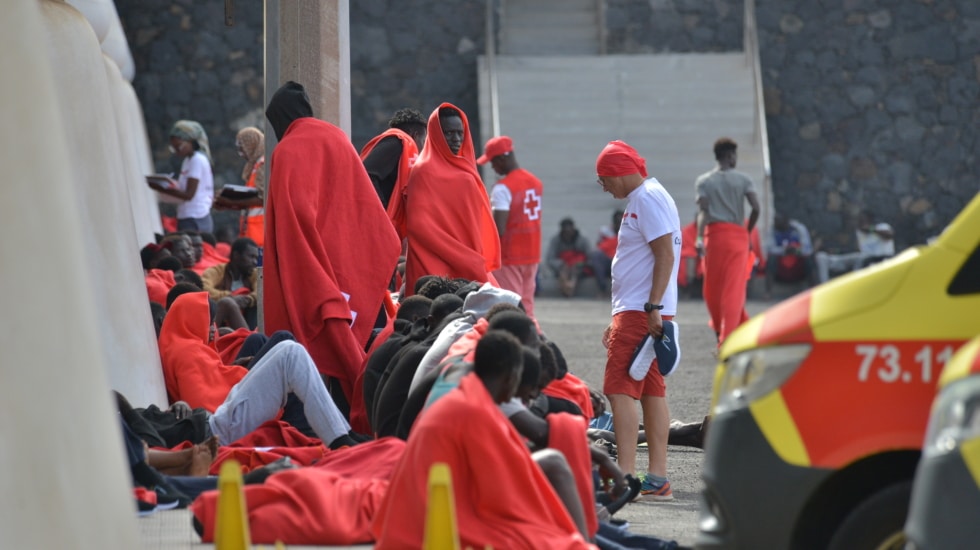 Un cayuco con 280 personas llega a El Hierro, el más numeroso desde la crisis de 2006 El puerto de La Restinga, en El Hierro, ha recibido este martes el cayuco con más inmigrantes a bordo del que se tiene constancia desde que se abrió la Ruta Canaria de las pateras en 1994