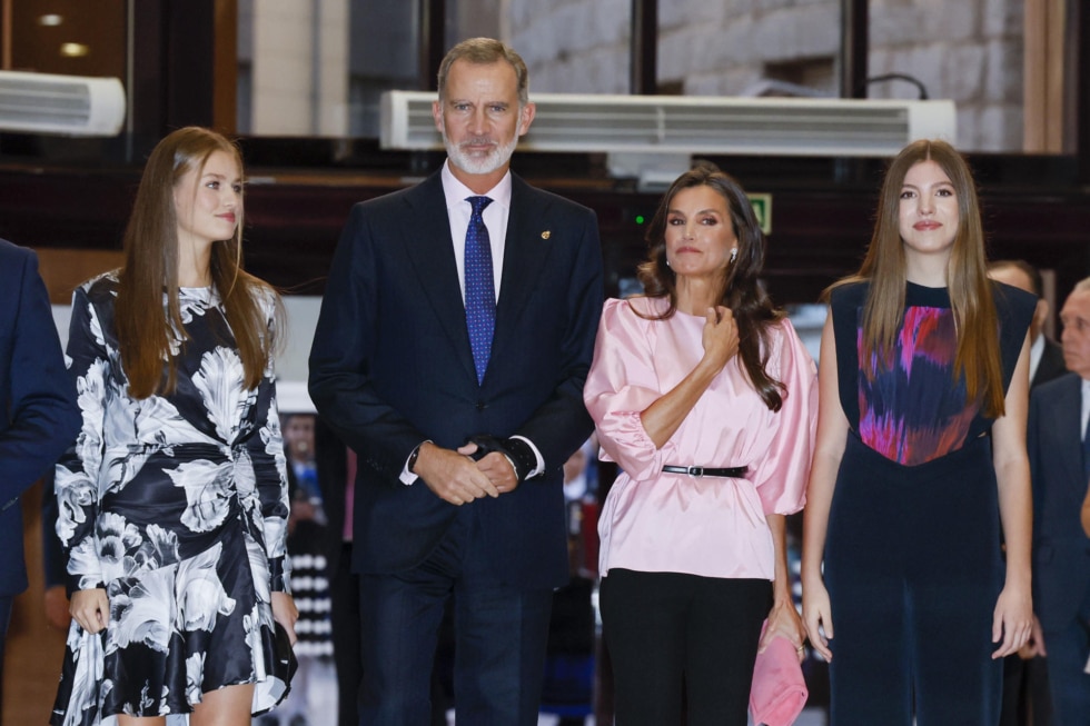 Los Reyes con la princesa Leonor y la infanta Sofía en el concierto de los premios Princesa de Asturias