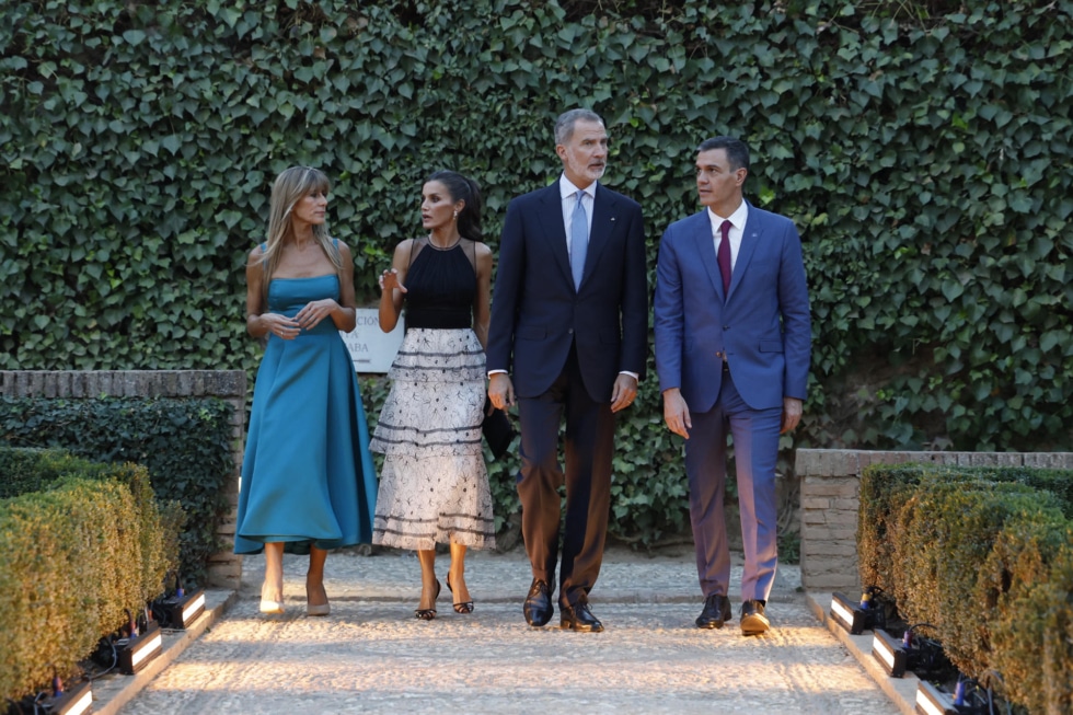 Los reyes de España, Felipe y Letizia, junto al presidente del Gobierno en funciones, Pedro Sánchez, y su esposa Begoña Gómez, pasean por los jardines de la Alhambra