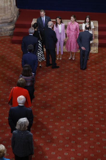 Los reyes, Felipe y Letizia, la princesa de Asturias, Leonor, y la infanta Sofía reciben en audiencia a los patronos y miembros de la Fundación Princesa de Asturias en el Hotel de la Reconquista de Oviedo