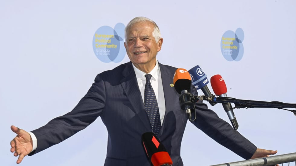 El Alto Representante de la Unión para Asuntos Exteriores y Política de Seguridad, Josep Borrell, a su llegada a la reunión de la comunidad Política Europea que se celebra en Granada en el marco de la Presidencia española del Consejo de la UE.