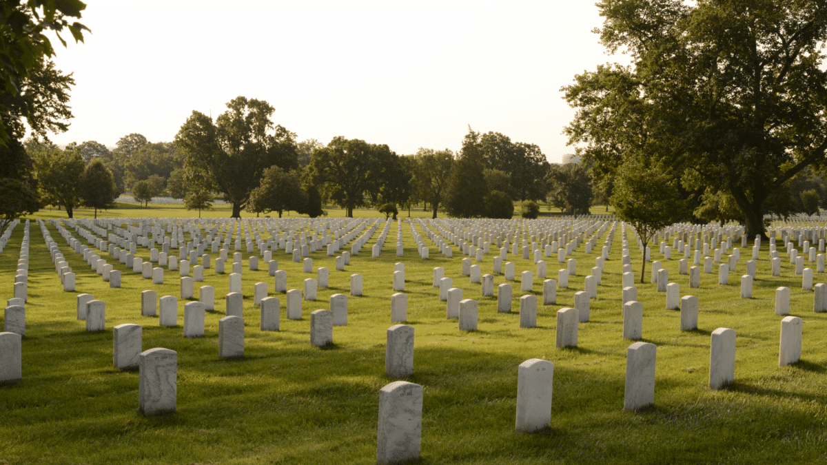 Cementerio en el que las personas han decidido enterrar a sus seres queridos tras el funeral por los servicios funerarios