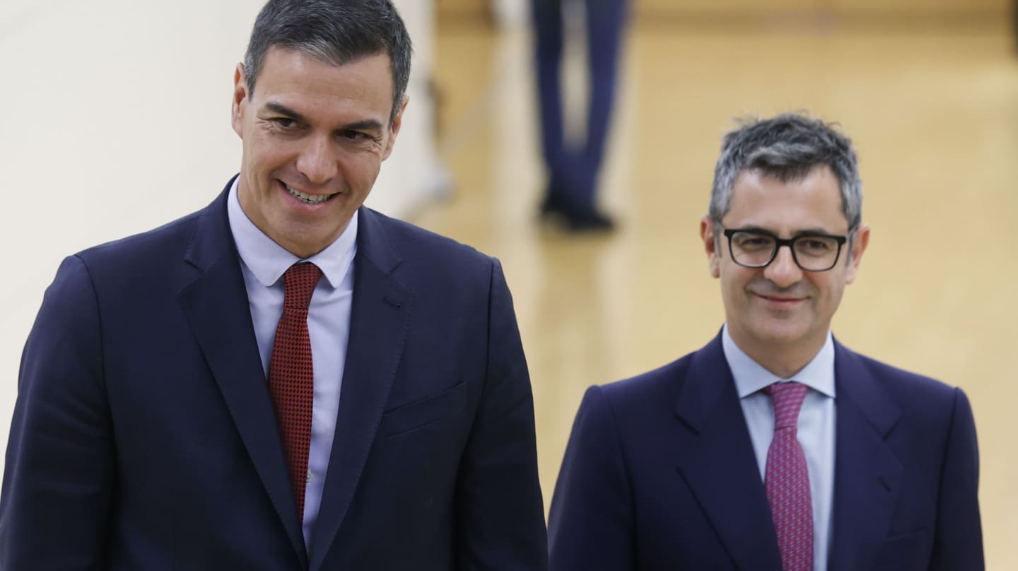 El presidente del Gobierno en funciones, Pedro Sánchez (i), junto al ministro de la Presidencia, Félix Bolaños (d), antes de su reunión con el portavoz de ERC en la Cámara baja, Gabriel Rufián, el pasado 11 de octubre de 2023 en el Congreso.