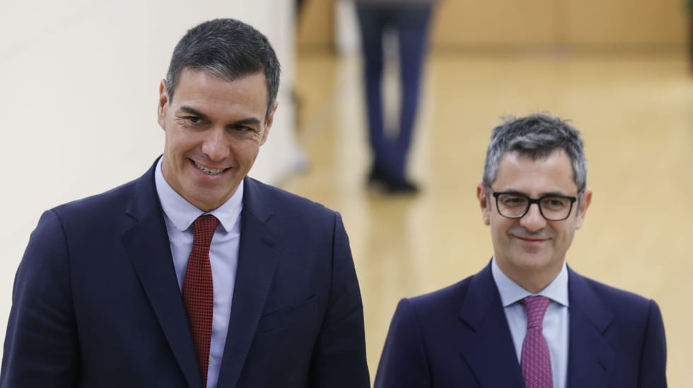 MADRID, 11/10/2023.- El presidente del Gobierno en funciones, Pedro Sánchez (i), junto al ministro de la Presidencia, Relaciones con las Cortes y Memoria Democrática, Félix Bolaños (d), se reúne con el portavoz de ERC en el Congreso, Gabriel Rufián, en el marco de la ronda de contactos para lograr su investidura, este miércoles en el Congreso de los Diputados en Madrid. EFE/ Javier Lizón