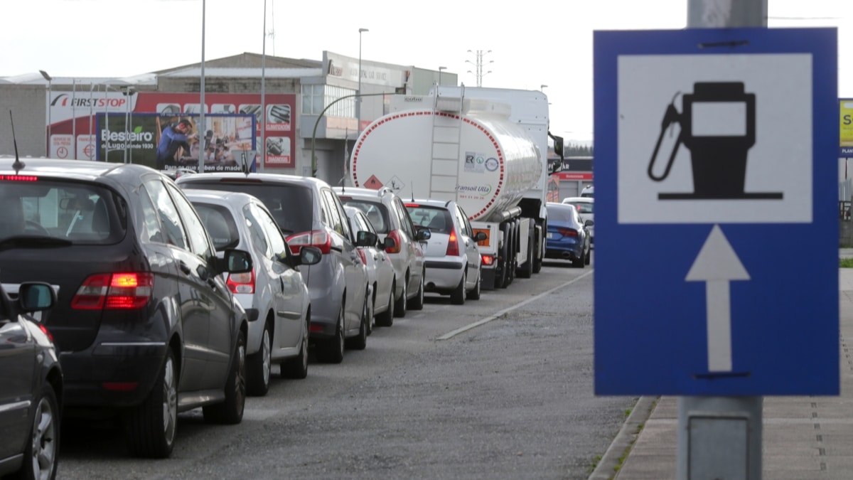 Colas de coches en una gasolinera