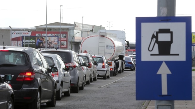 La CNMC archivará la investigación de Repsol, Cepsa y BP por los precios de la gasolina tras los descuentos Colas de coches en una gasolinera