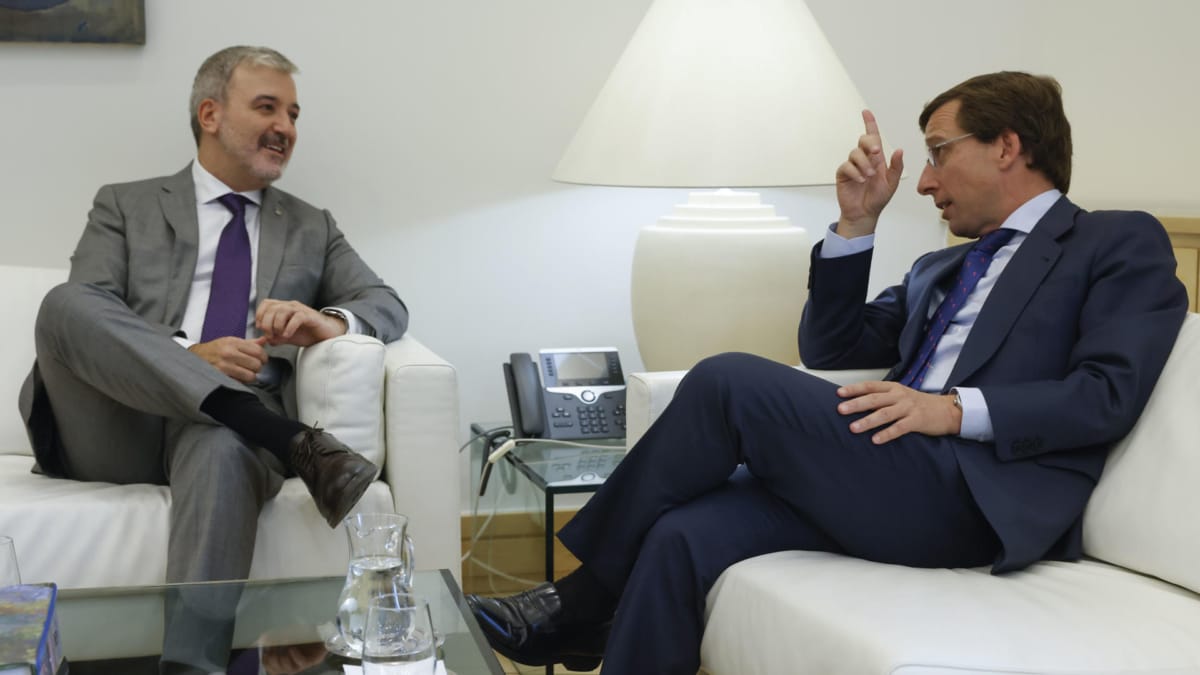 Collboni completa el regreso de Barcelona a la vida institucional con una visita a Almeida