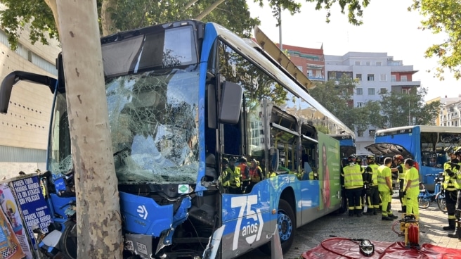 Seis heridos en Madrid tras sufrir una indisposición el conductor del autobús y chocar contra un árbol Un conductor de autobús ha sufrido una indisposición médica y ha chocado contra otro autobús y un árbol