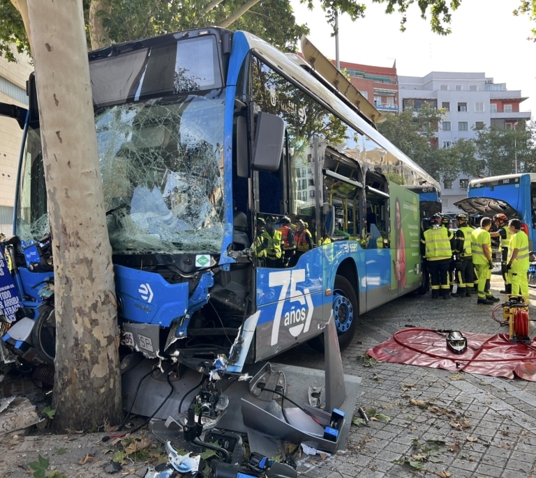 Seis heridos en Madrid tras sufrir una indisposición el conductor del autobús y chocar contra un árbol