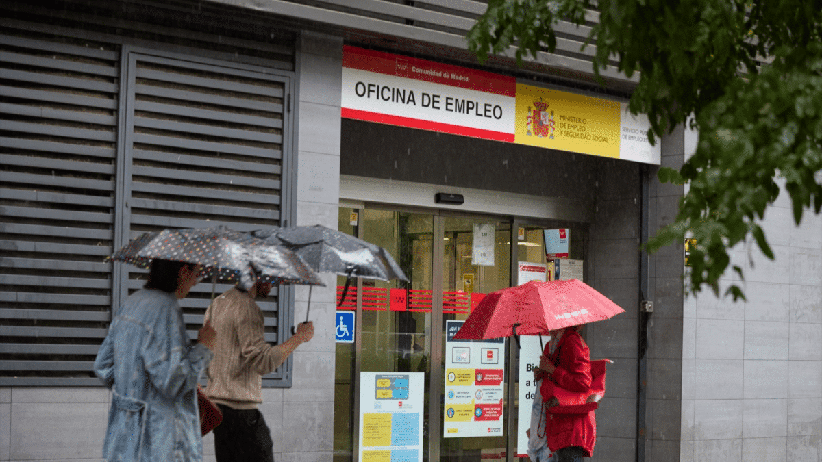 Varias personas frente a una oficina del SEPE, sabiendo cuándo cobrarán el paro en octubre de 2023