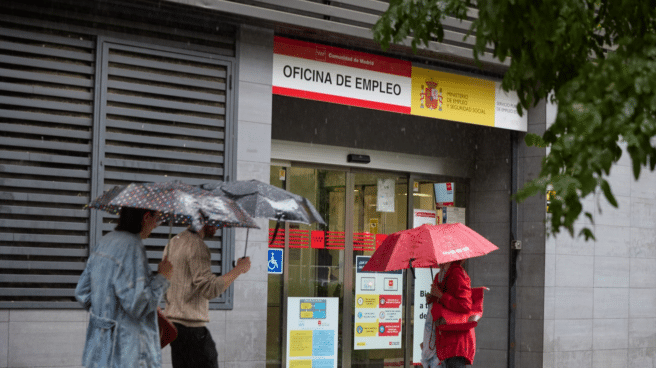 cuándo se cobra el paro en octubre 2023 Varias personas frente a una oficina del SEPE, sabiendo cuándo cobrarán el paro en octubre de 2023