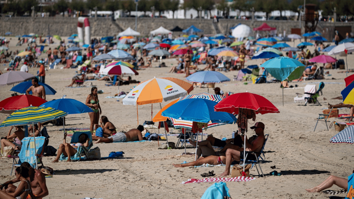 Decenas de personas en una playa de Pontevedra, sabiendo cuándo van a bajar las temperaturas en octubre 2023