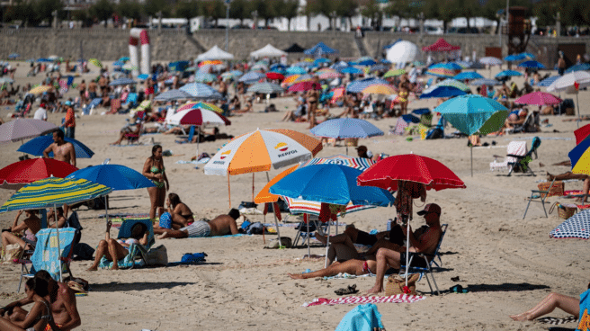 cuándo van a bajar las temperaturas octubre Decenas de personas en una playa de Pontevedra, sabiendo cuándo van a bajar las temperaturas en octubre 2023