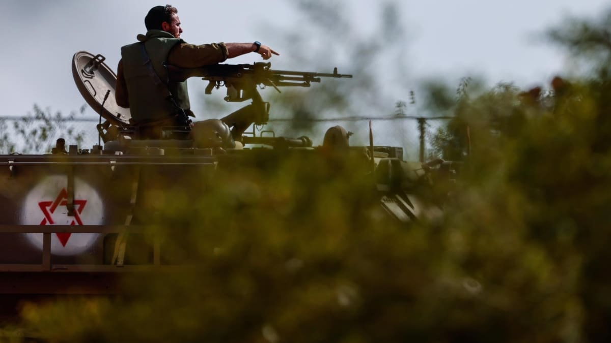 Un soldado israelí en el kibutz Be'eri.