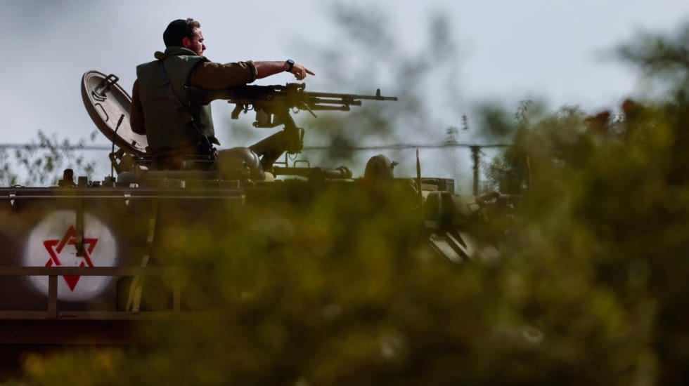 Un soldado israelí en el kibutz Be'eri.