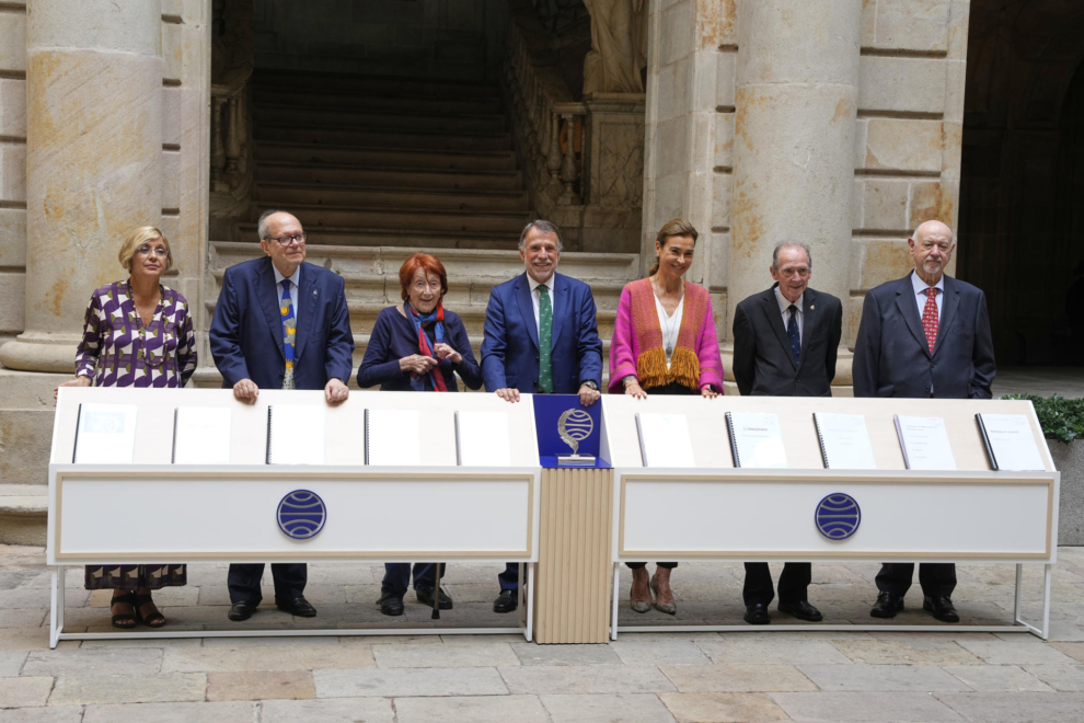 El presidente del Grupo Planeta, José Crehueras, posa con los miembros del jurado del Premio Planeta. . 