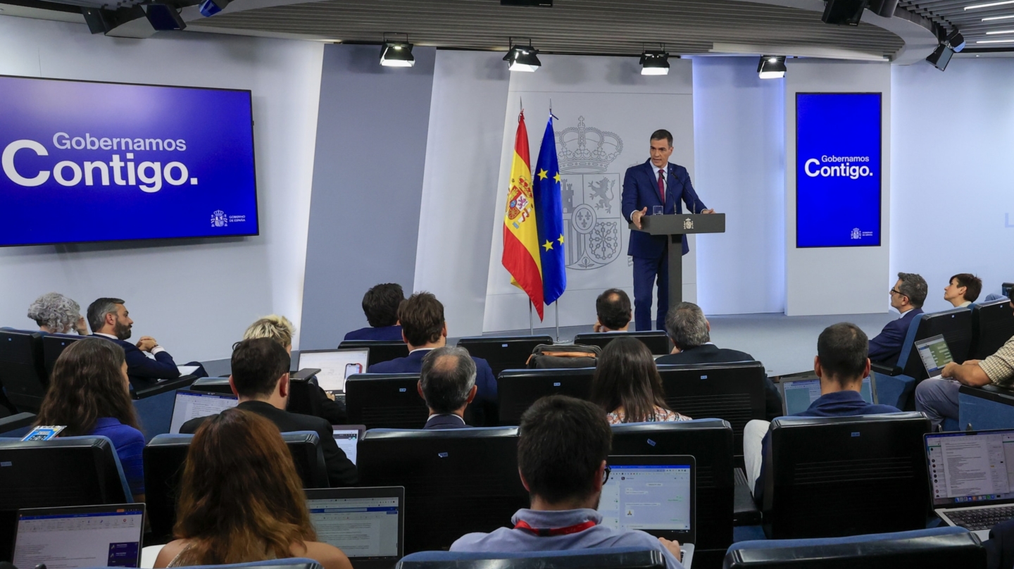 MADRID, 03/10/2023.- El líder socialista y presidente del Gobierno en funciones, Pedro Sánchez, durante la rueda de prensa ofrecida tras la reunión mantenida con el rey Felipe VI, en el marco de la ronda de contactos que el Monarca ha llevado a cabo para designar nuevo candidato al Gobierno de España, este martes en el Palacio de La Moncloa. EFE/ Zipi