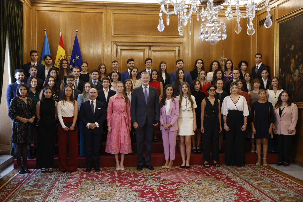 La Familia Real con los mejores alumnos de la universidad de Oviedo
