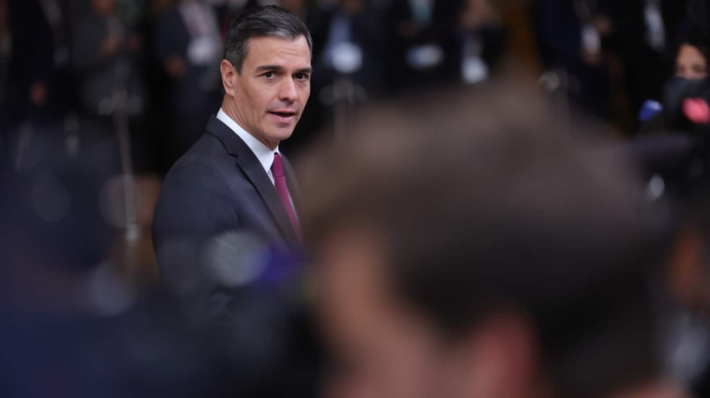 Brussels (Belgium), 26/10/2023.- Spanish Prime Minister Pedro Sanchez arrives for the European Council meeting in Brussels, Belgium, 26 October 2023. In a two-day summit on 26-27 October, EU leaders are expected to address the situation in the Middle-East and Ukraine, as well as the EU's long-term budget, migration, and external relations. (Bélgica, Ucrania, Bruselas) EFE/EPA/OLIVIER MATTHYS