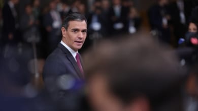 Sánchez busca afrontar el tirón final de la negociación con Junts con el apoyo cerrado del PSOE y la sola crítica de Page