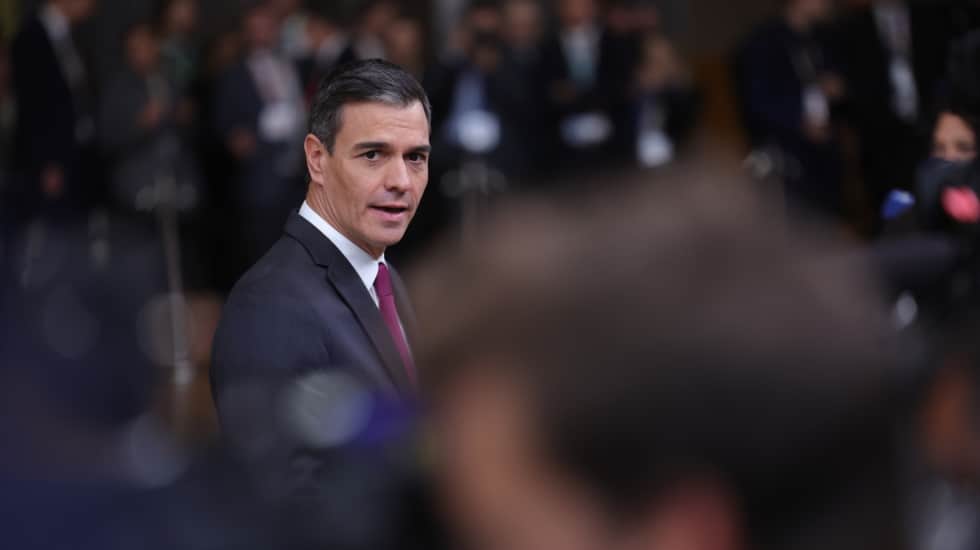 Brussels (Belgium), 26/10/2023.- Spanish Prime Minister Pedro Sanchez arrives for the European Council meeting in Brussels, Belgium, 26 October 2023. In a two-day summit on 26-27 October, EU leaders are expected to address the situation in the Middle-East and Ukraine, as well as the EU's long-term budget, migration, and external relations. (Bélgica, Ucrania, Bruselas) EFE/EPA/OLIVIER MATTHYS